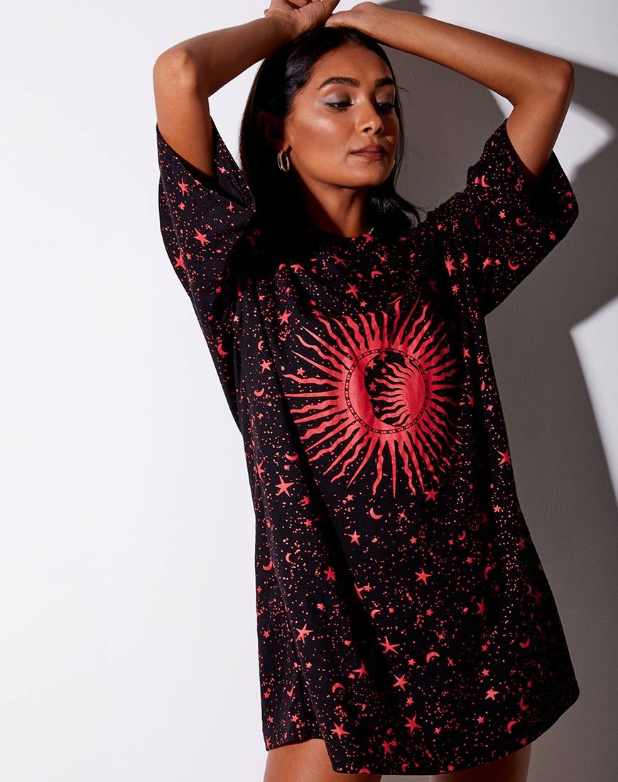 Sunny Kiss T-shirt in zwart en rode kosmos