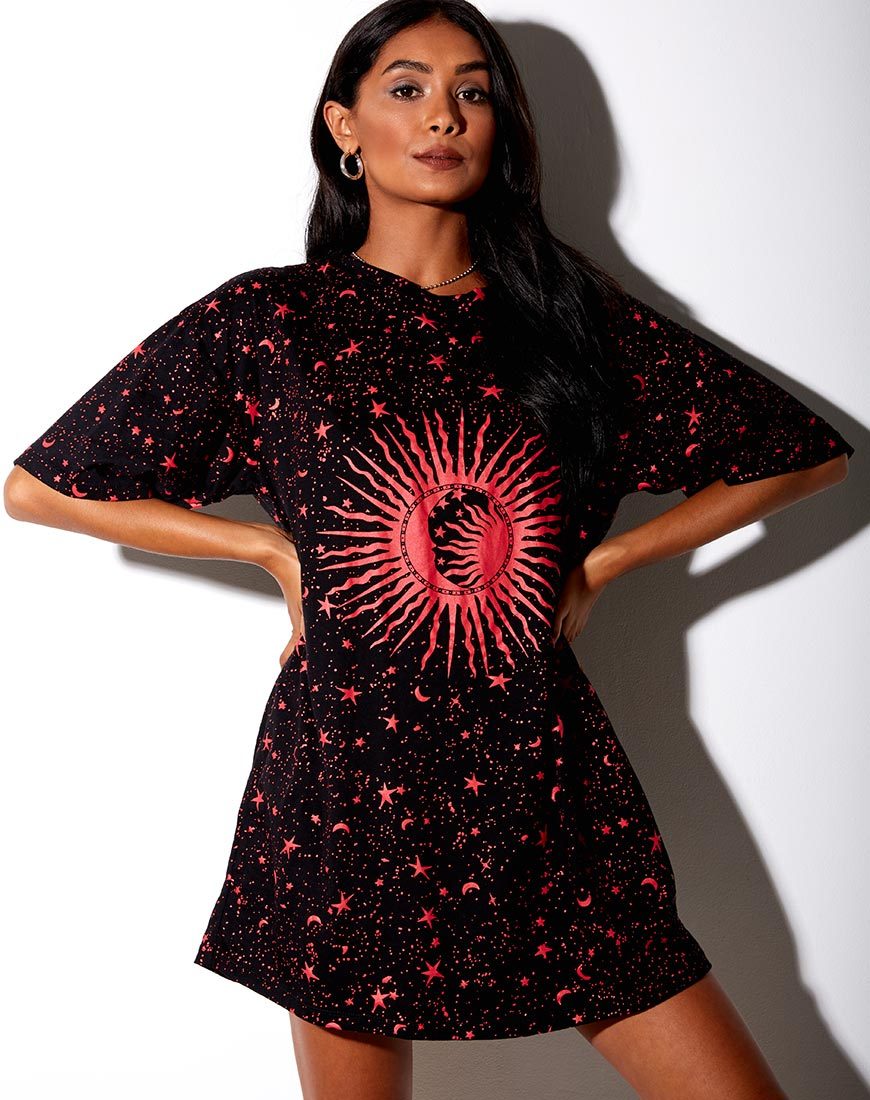 Sunny Kiss T-shirt in zwart en rode kosmos