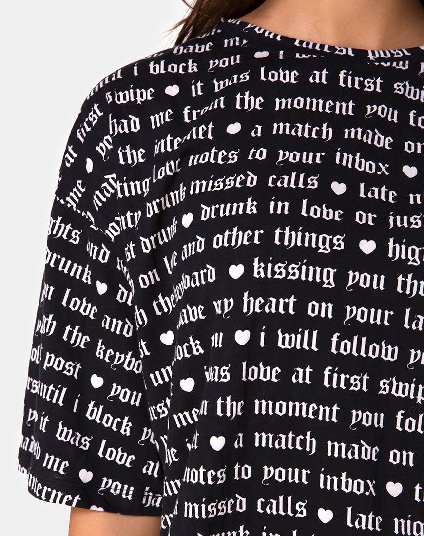Afbeelding van Sunny Kiss T-shirt in zwart met Love At First Swipe print