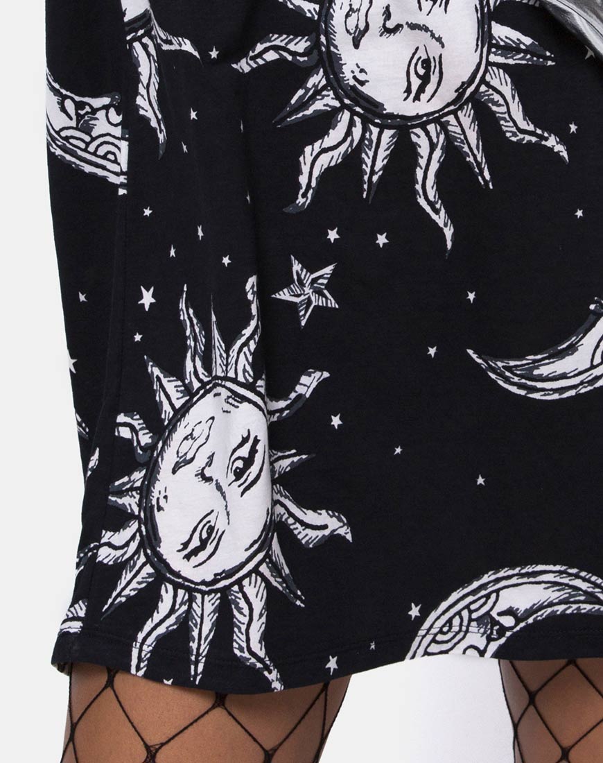 Afbeelding van Sunny Kiss T-shirt in oversized Sun Moon and Stars