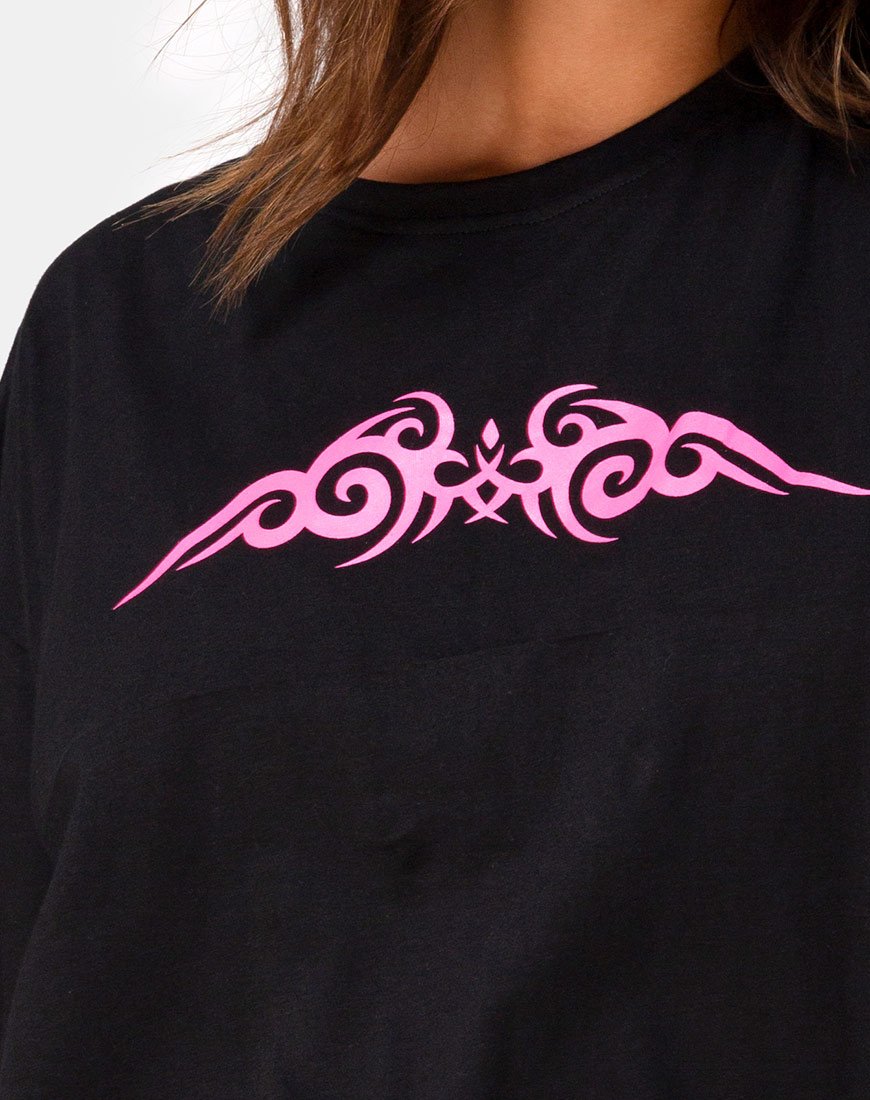 Afbeelding van Sunny Kiss Oversize T-shirt in Zwart met Roze Tribal
