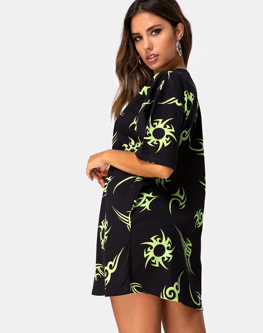 Afbeelding van Sunny Kiss T-shirt in zwart met tribal herhaling