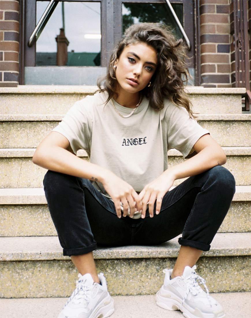 Oversized Basic T-shirt in Tan met Engelenborduursel