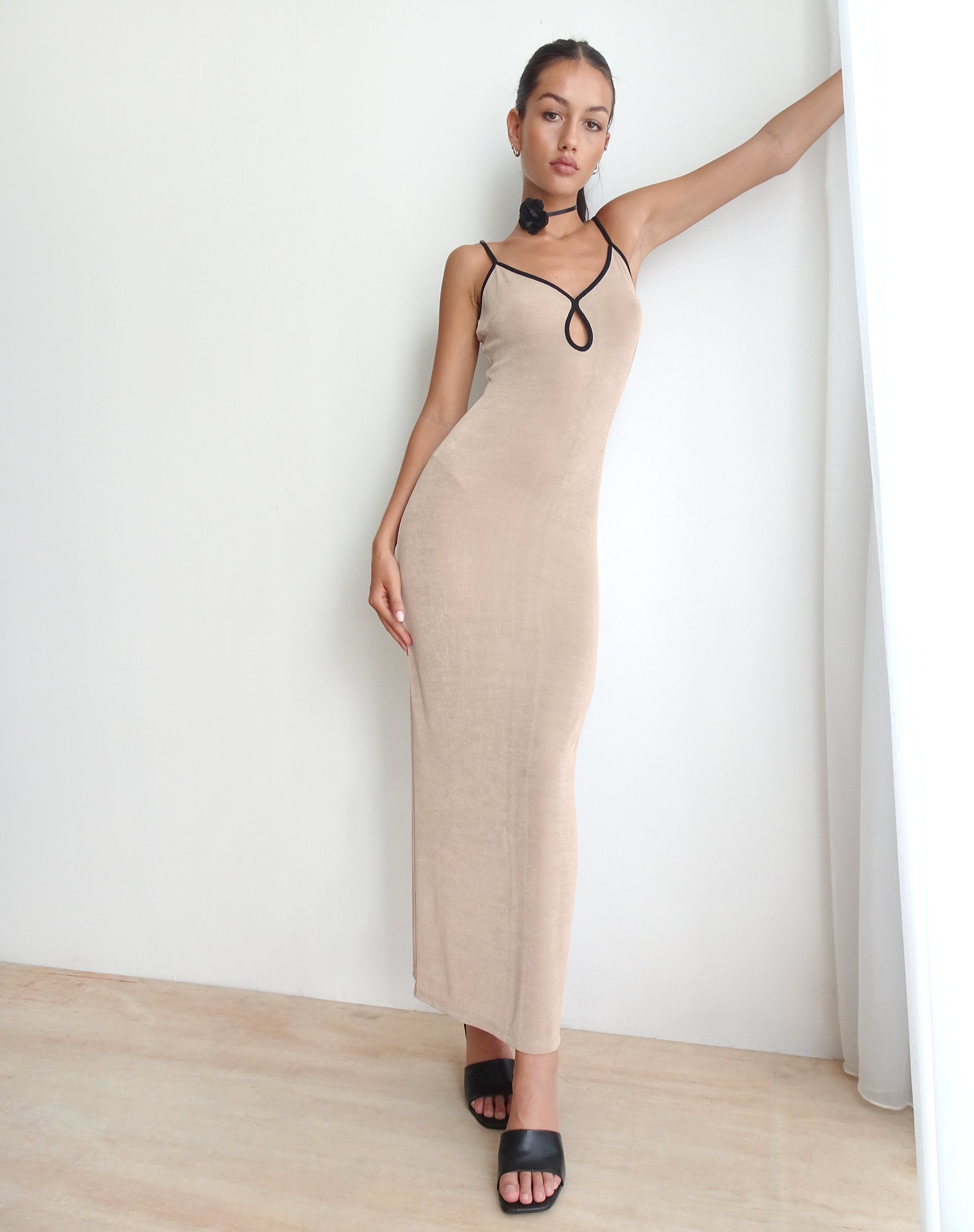 Afbeelding van Tahlia Maxi Dress in Champagne met Zwarte Binding