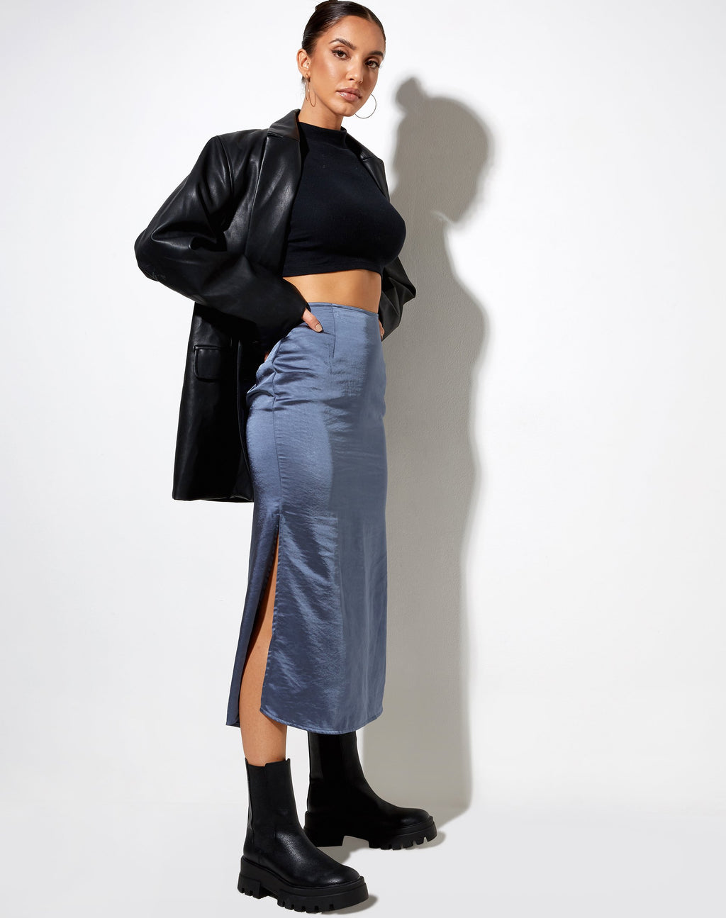 Tindra Midi-rok in satijn leisteenblauw