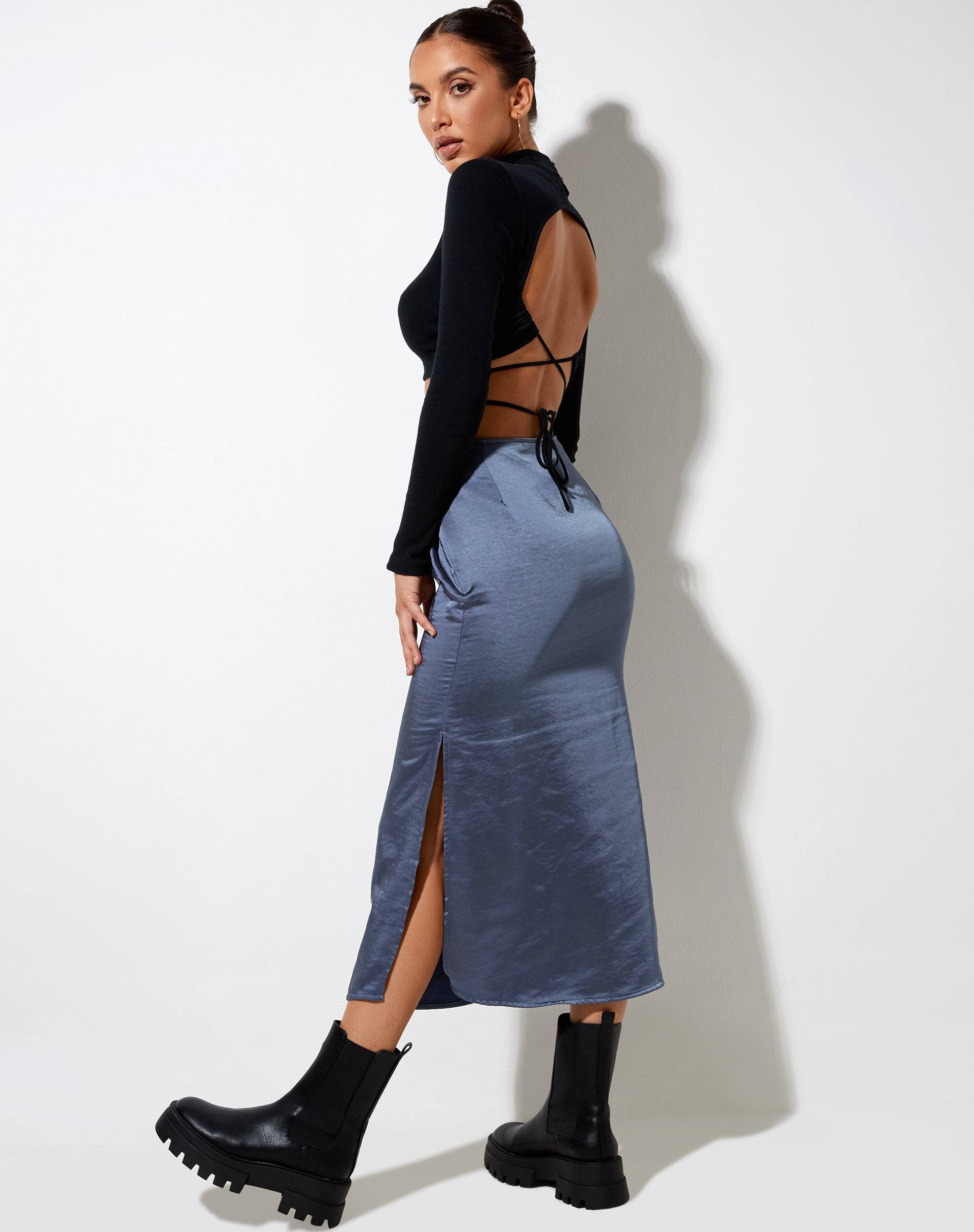 Afbeelding van Tindra Midi rok in satijn leisteenblauw