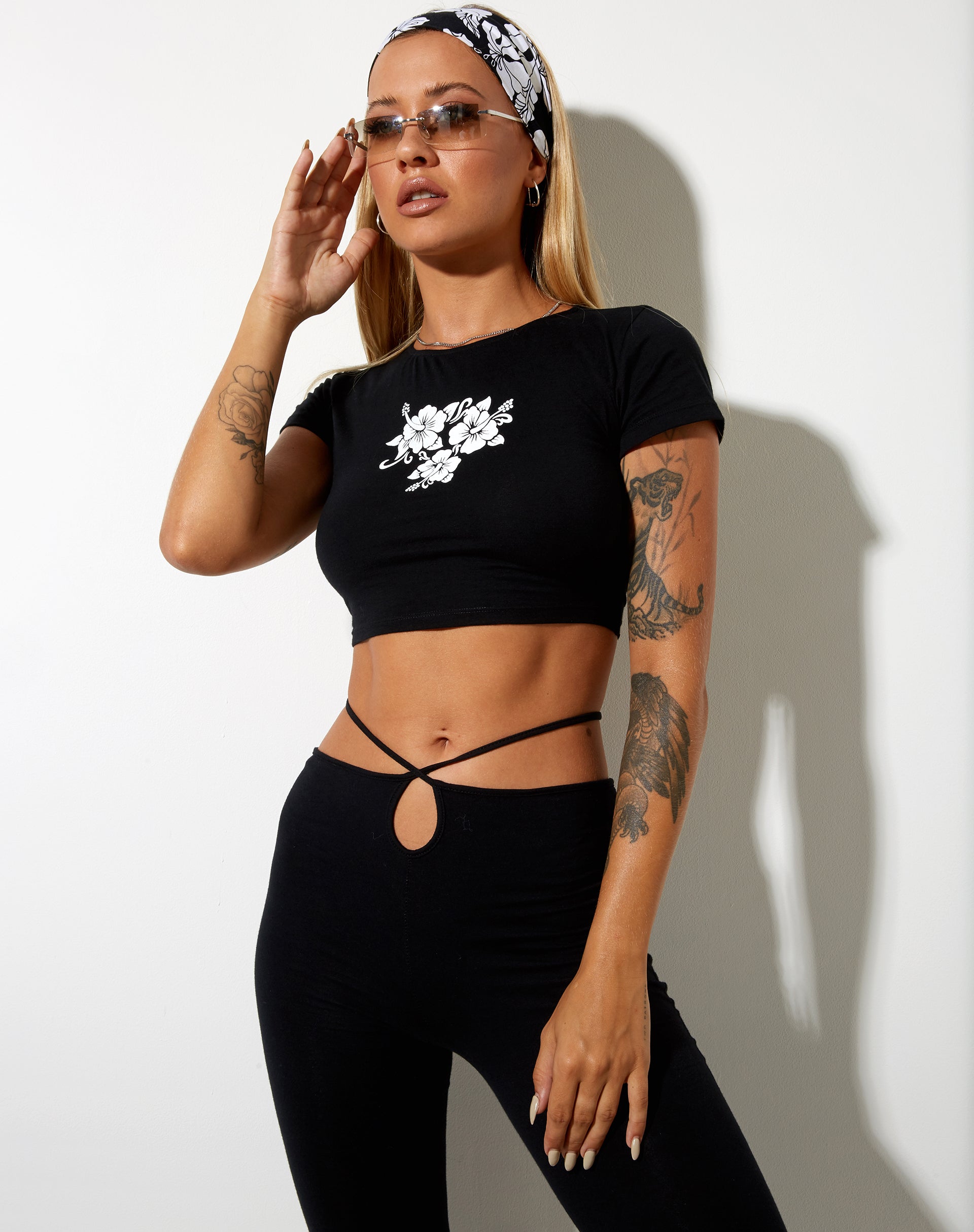Afbeelding van Tindy Crop Top in Zwart Hibiscus