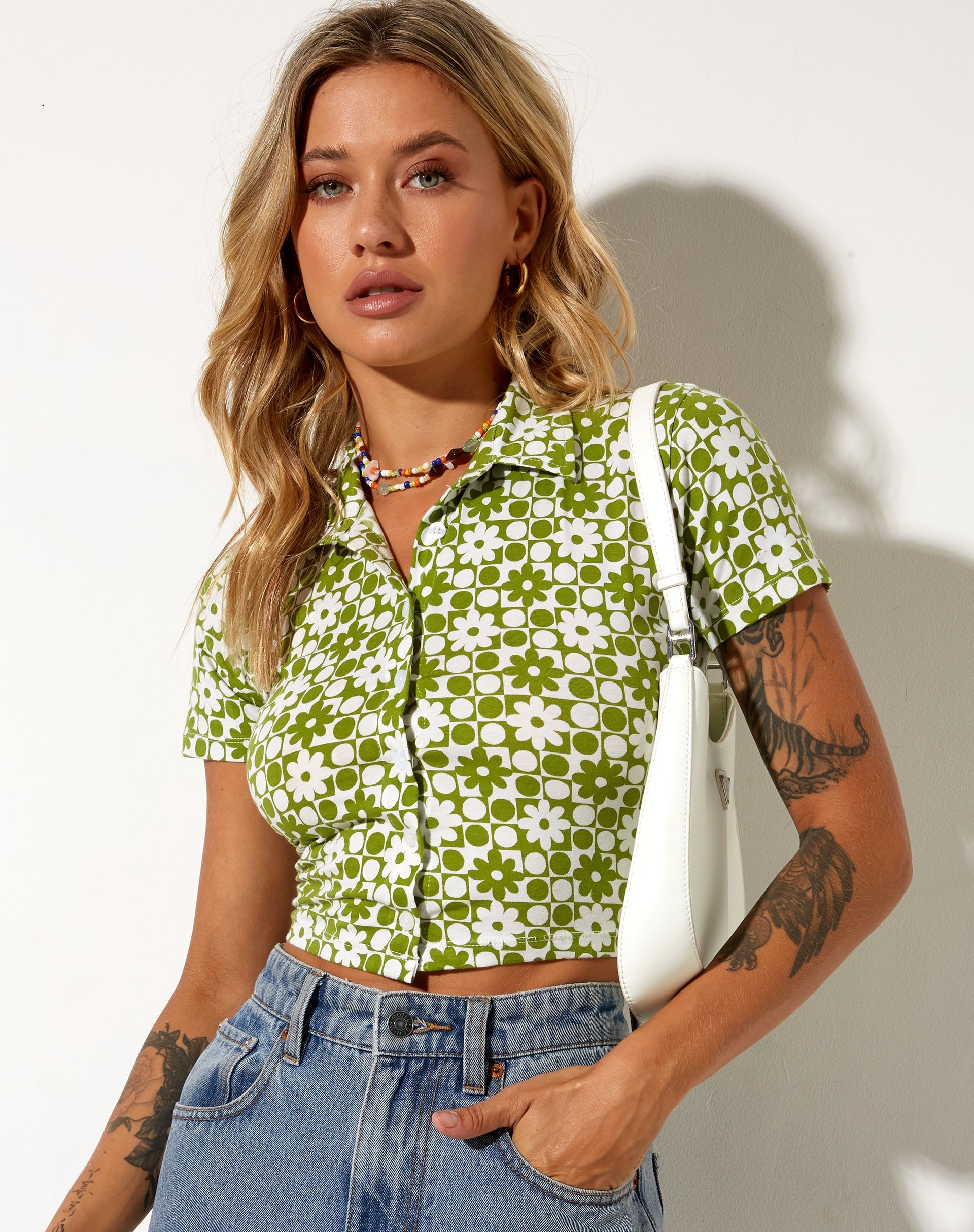 Afbeelding van Wuma Cropped Shirt in Patchwork Daisy Green