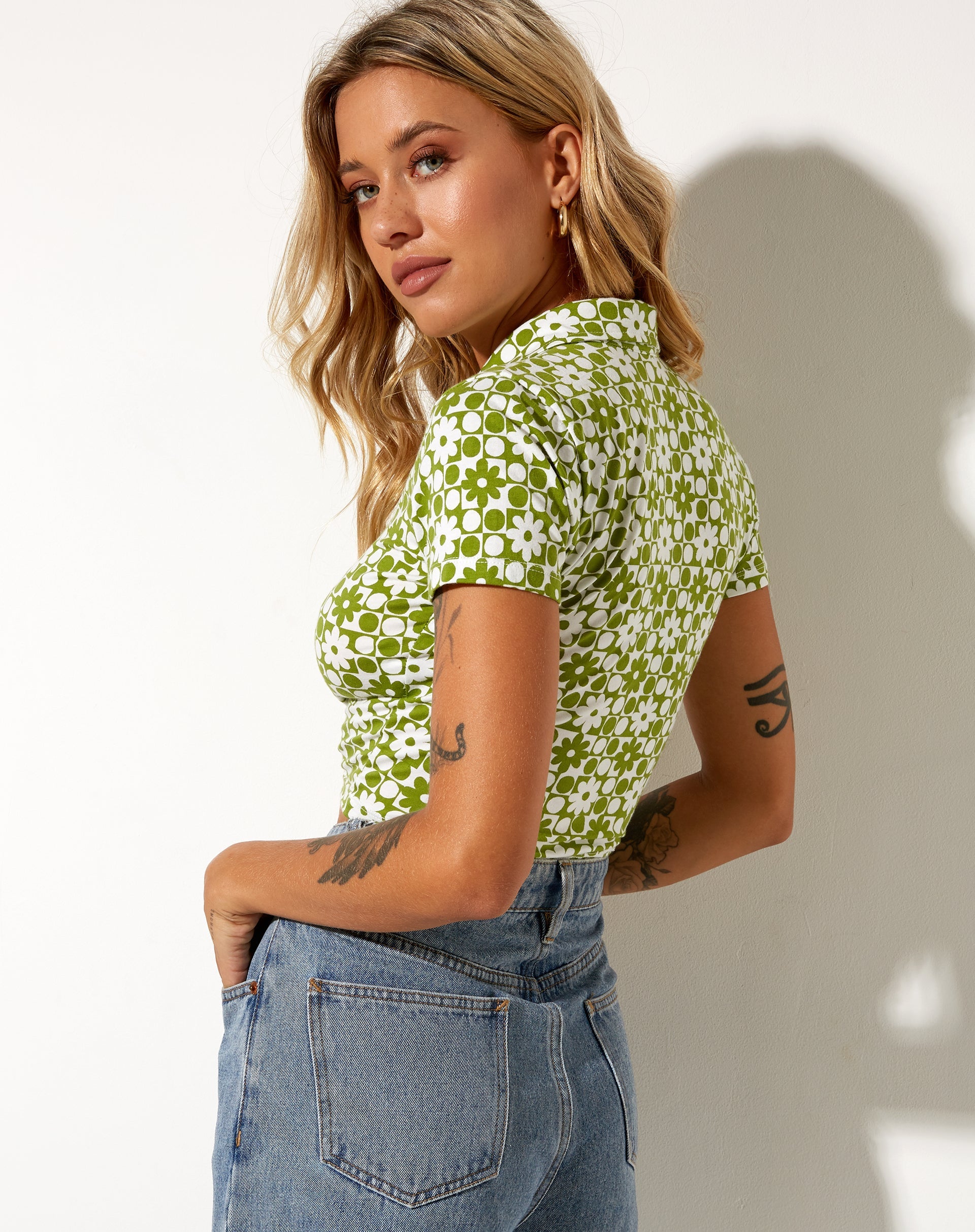 Afbeelding van Wuma Cropped Shirt in Patchwork Daisy Green