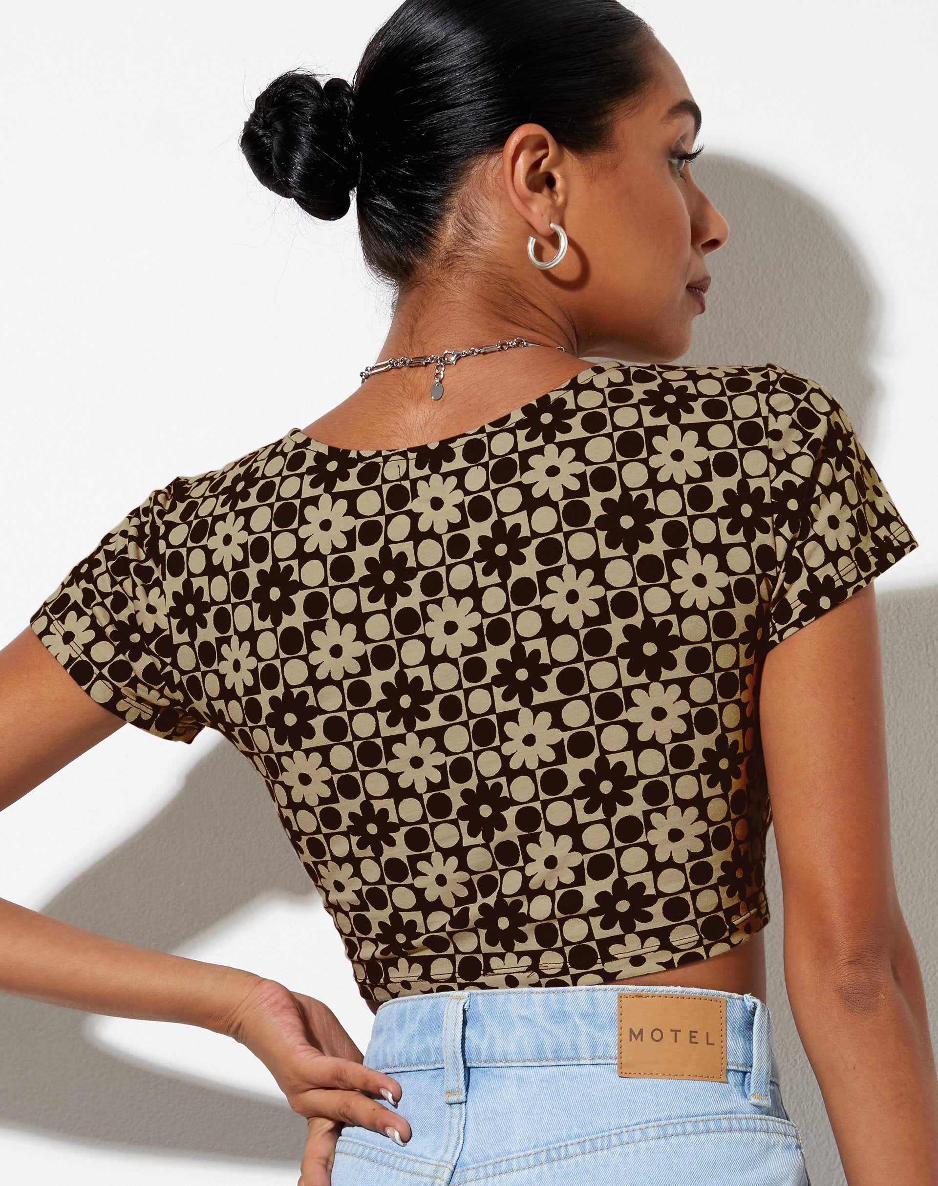 Afbeelding van Tindy Crop Top in Patchwork Daisy Bruin