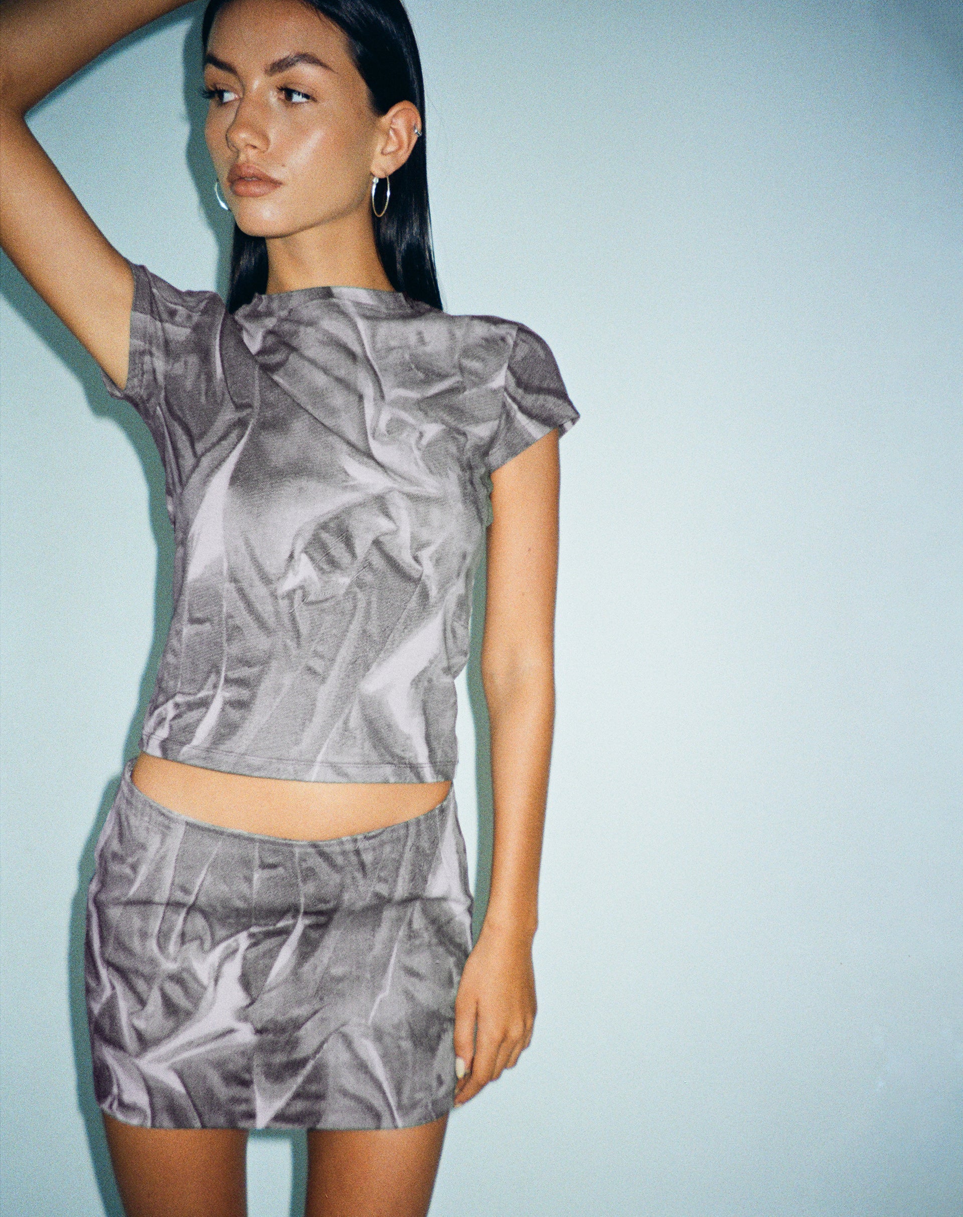 Afbeelding van Ina Low Rise Mini Skirt in Dystopian Crease Grey