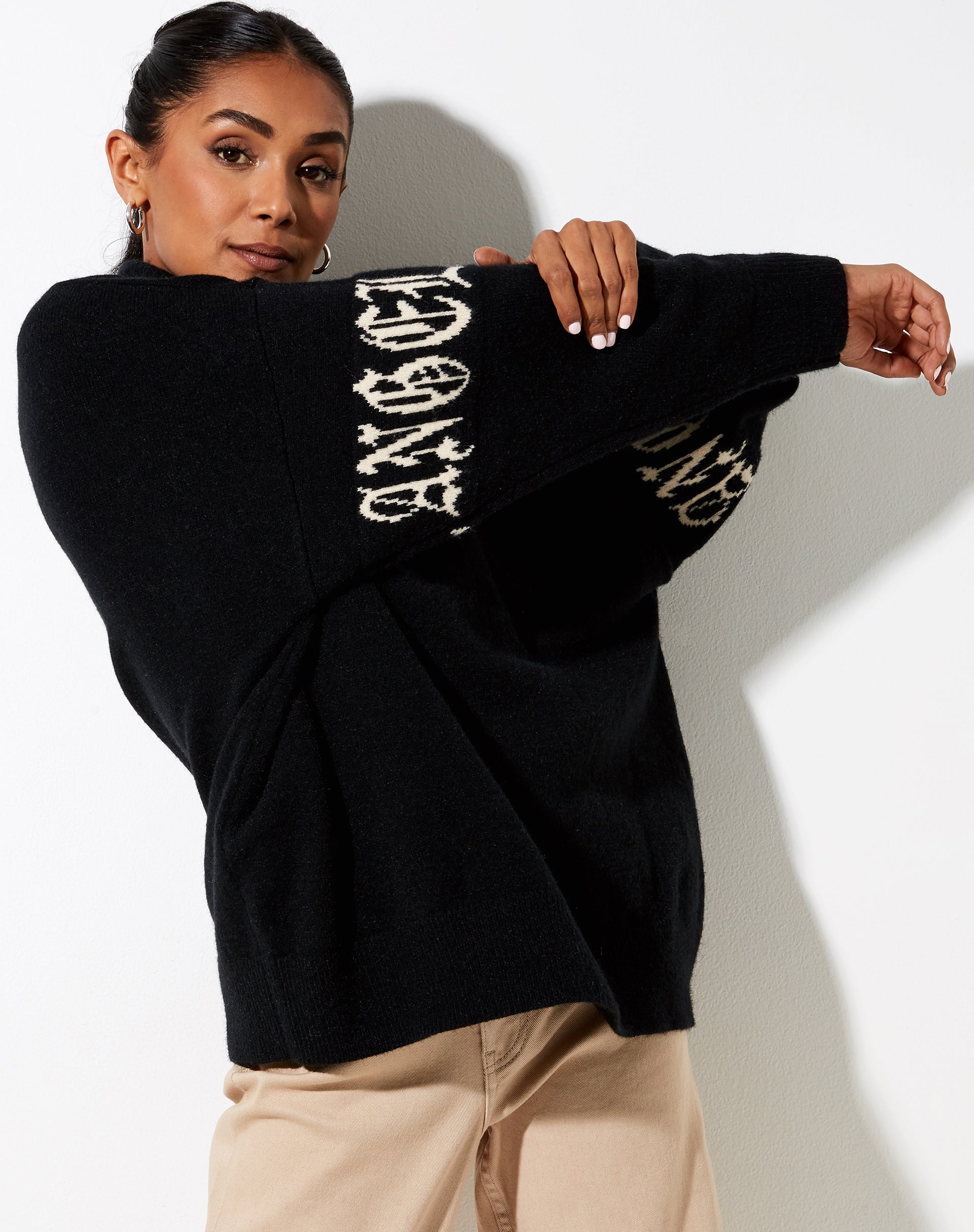 Afbeelding van Tusca Sweatshirt in Zwart met Engel op Mouw