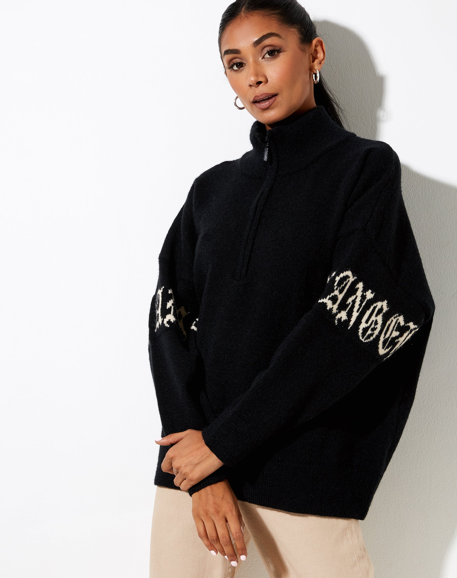 Afbeelding van Tusca Sweatshirt in Zwart met Engel op Mouw
