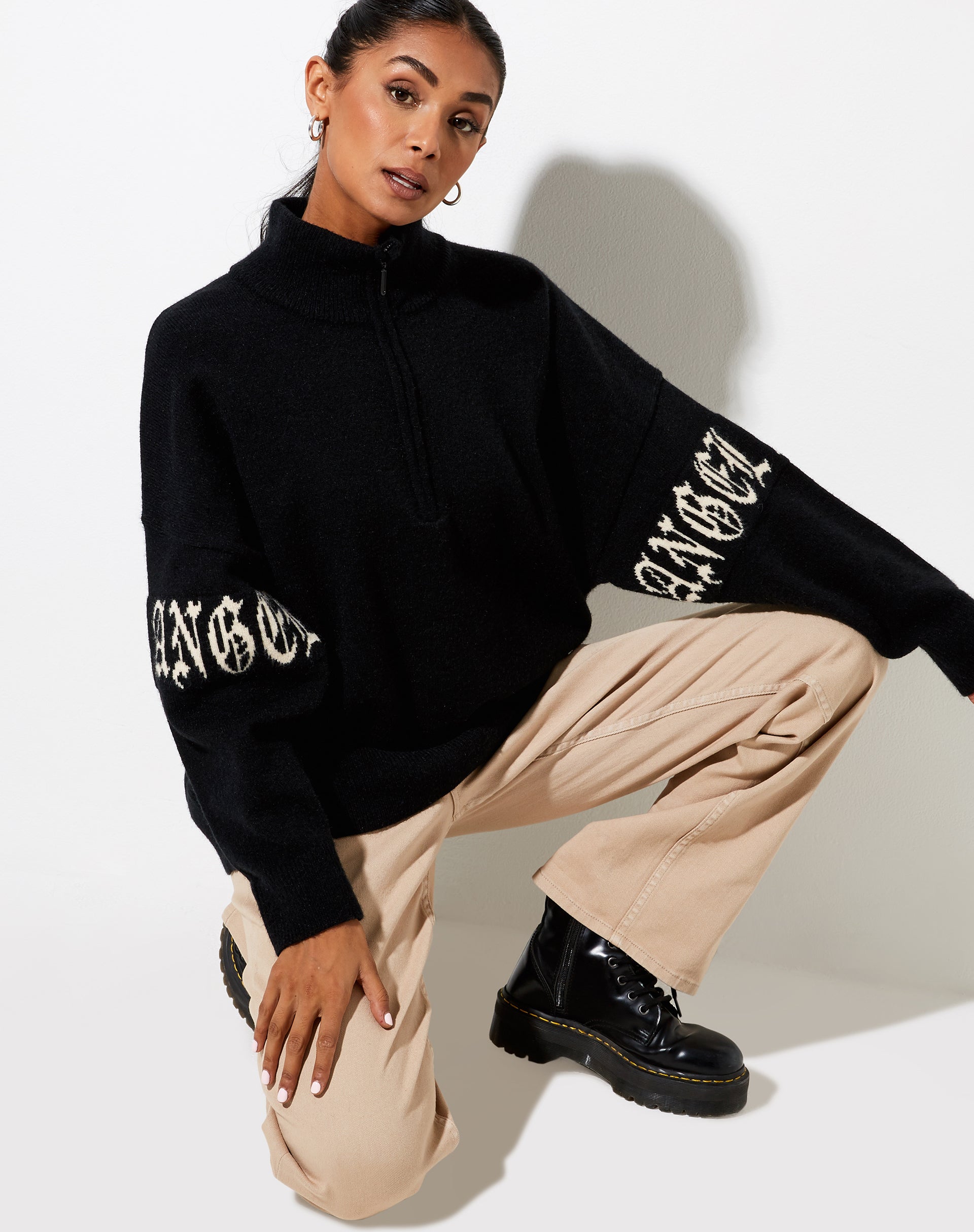 Afbeelding van Tusca Sweatshirt in Zwart met Engel op Mouw