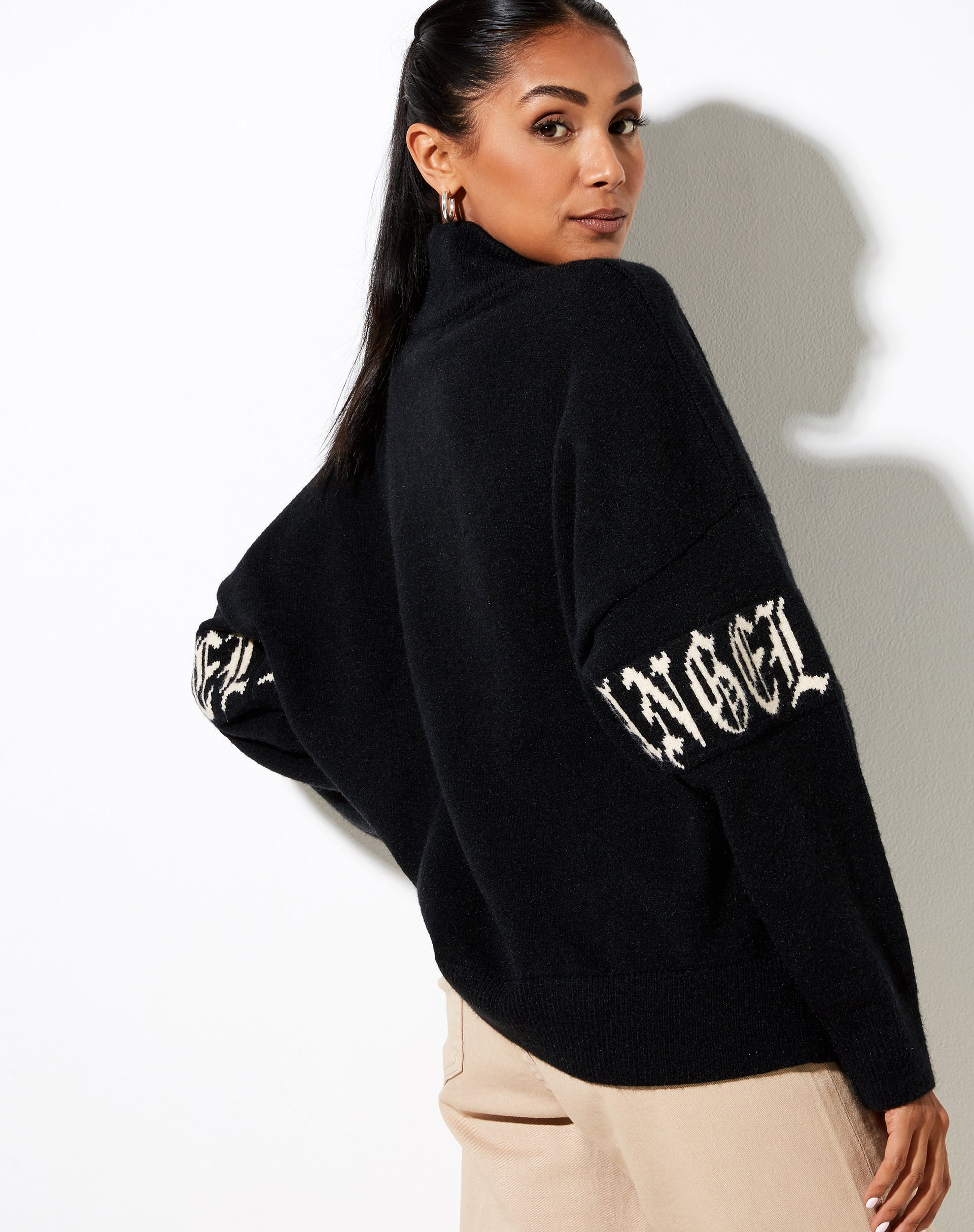 Afbeelding van Tusca Sweatshirt in Zwart met Engel op Mouw
