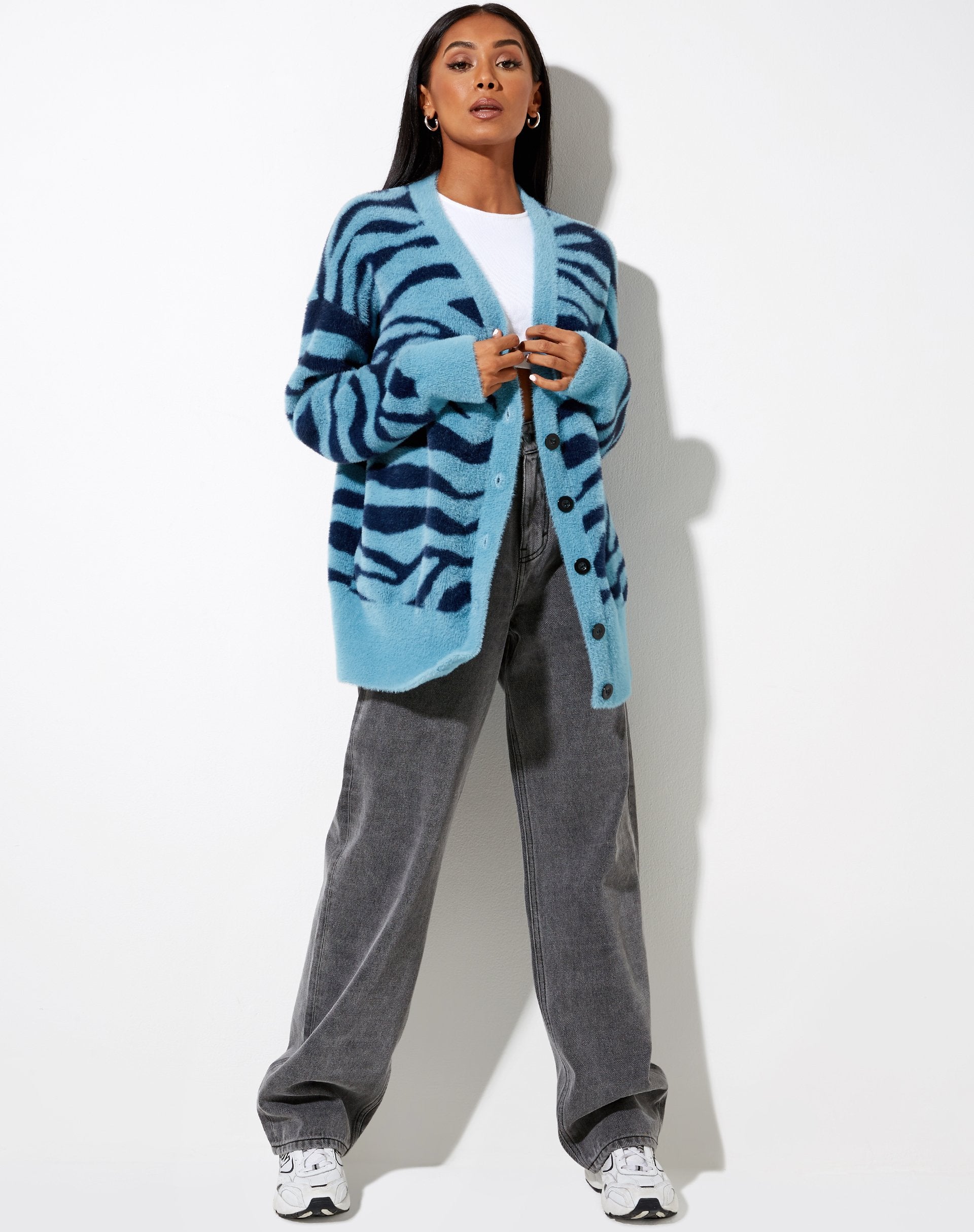 Afbeelding van Uriela Cardi in gebreid zebrablauw en marineblauw