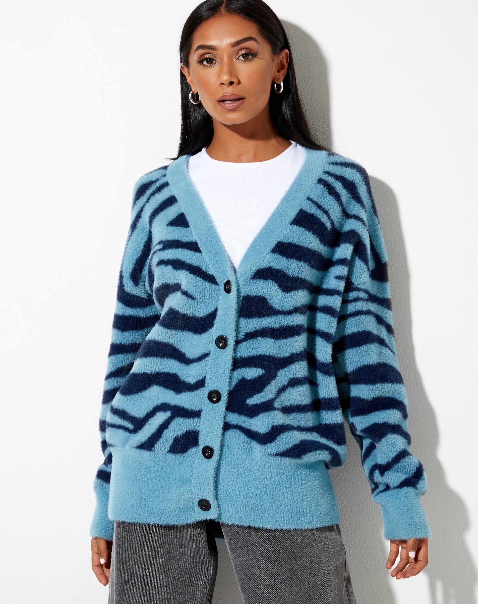 Afbeelding van Uriela Cardi in gebreid zebrablauw en marineblauw