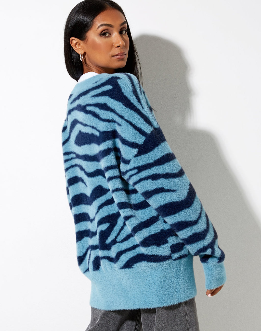 Uriela Cardi in gebreid zebrablauw en marineblauw