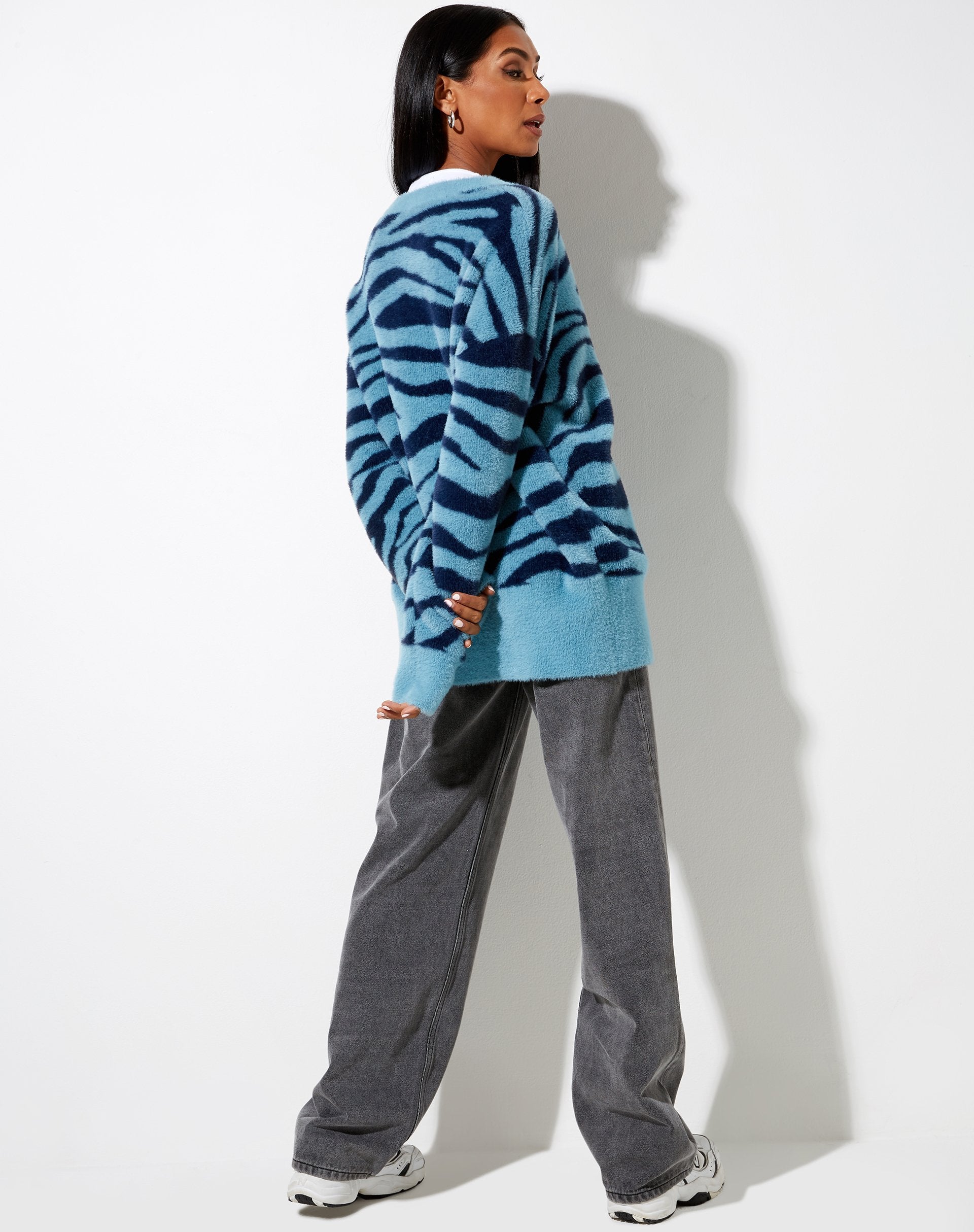 Afbeelding van Uriela Cardi in gebreid zebrablauw en marineblauw