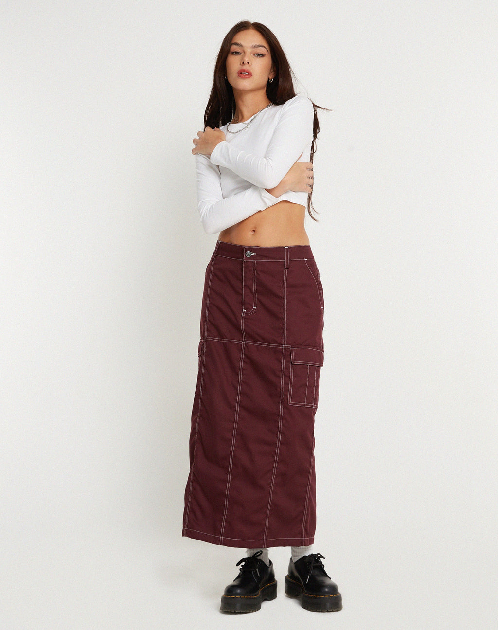 Widya Cargo Midi rok in Cotton Drill Redwood met witte doorstiksels