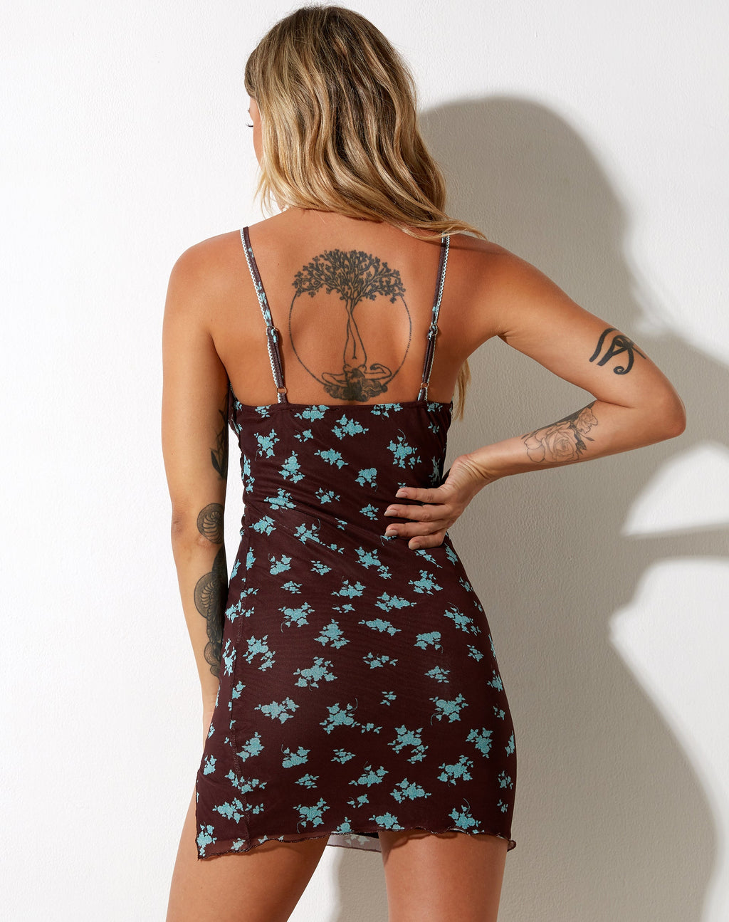 Yakinta Mini Dress in Femme Floral Blauw en Bruin