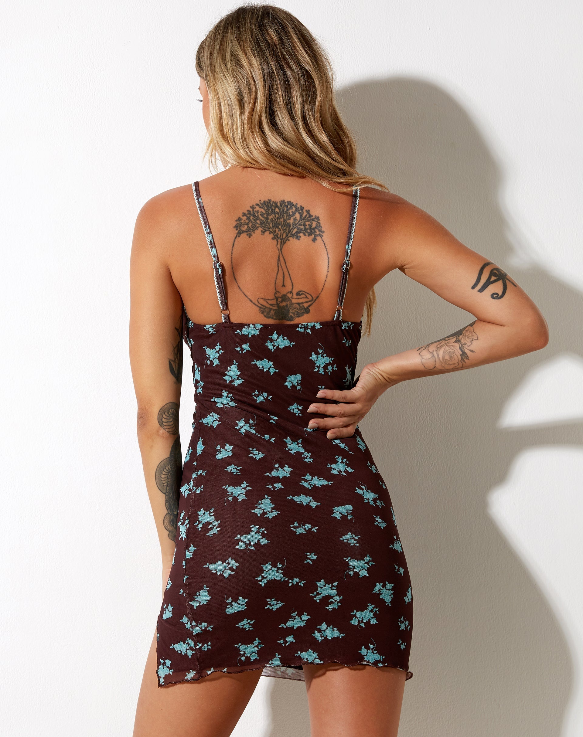 Afbeelding van Yakinta Mini Dress in Femme Floral Blauw en Bruin