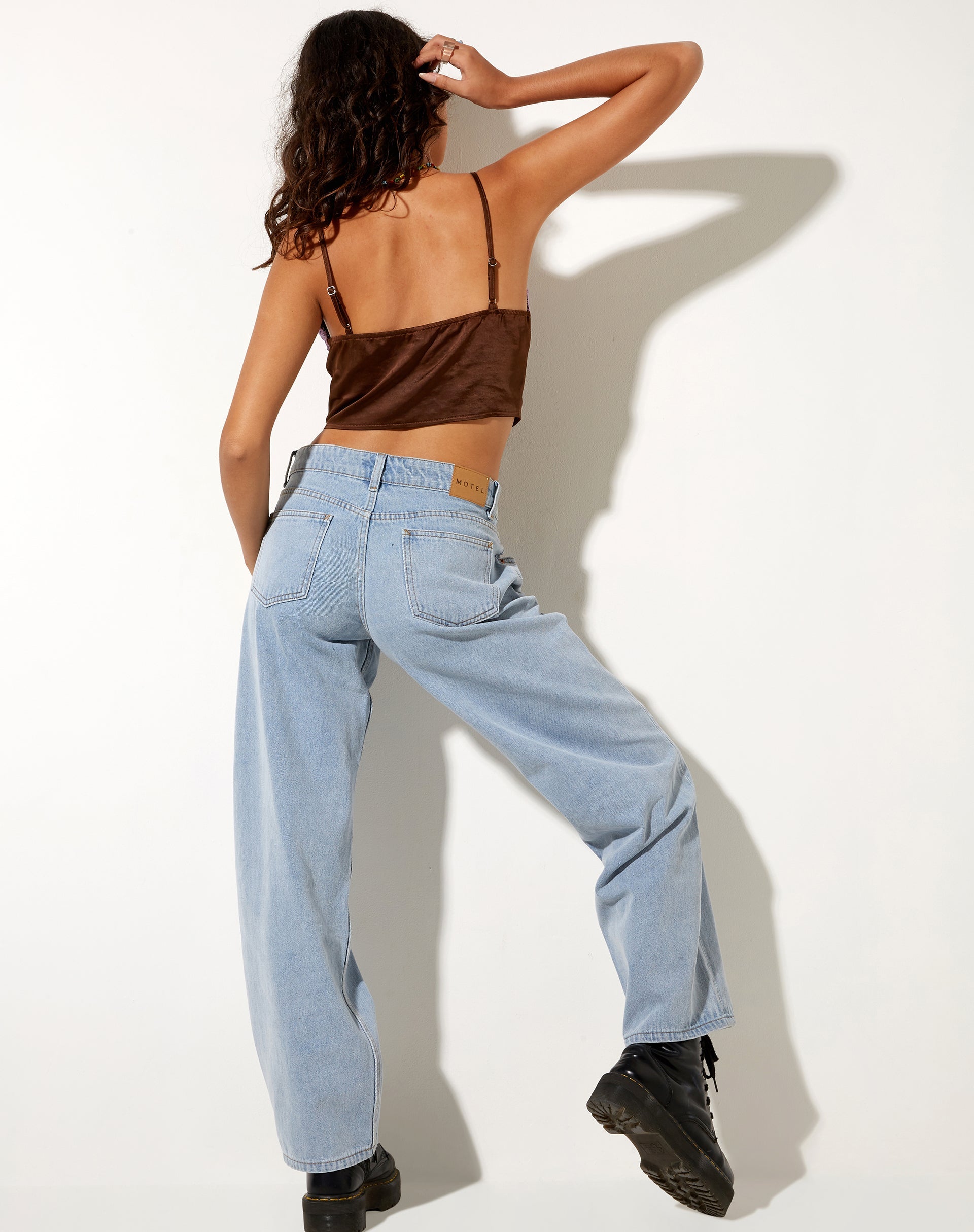 Afbeelding van Yanaka Crop Top in Satijn Chocolade met Violet Kant