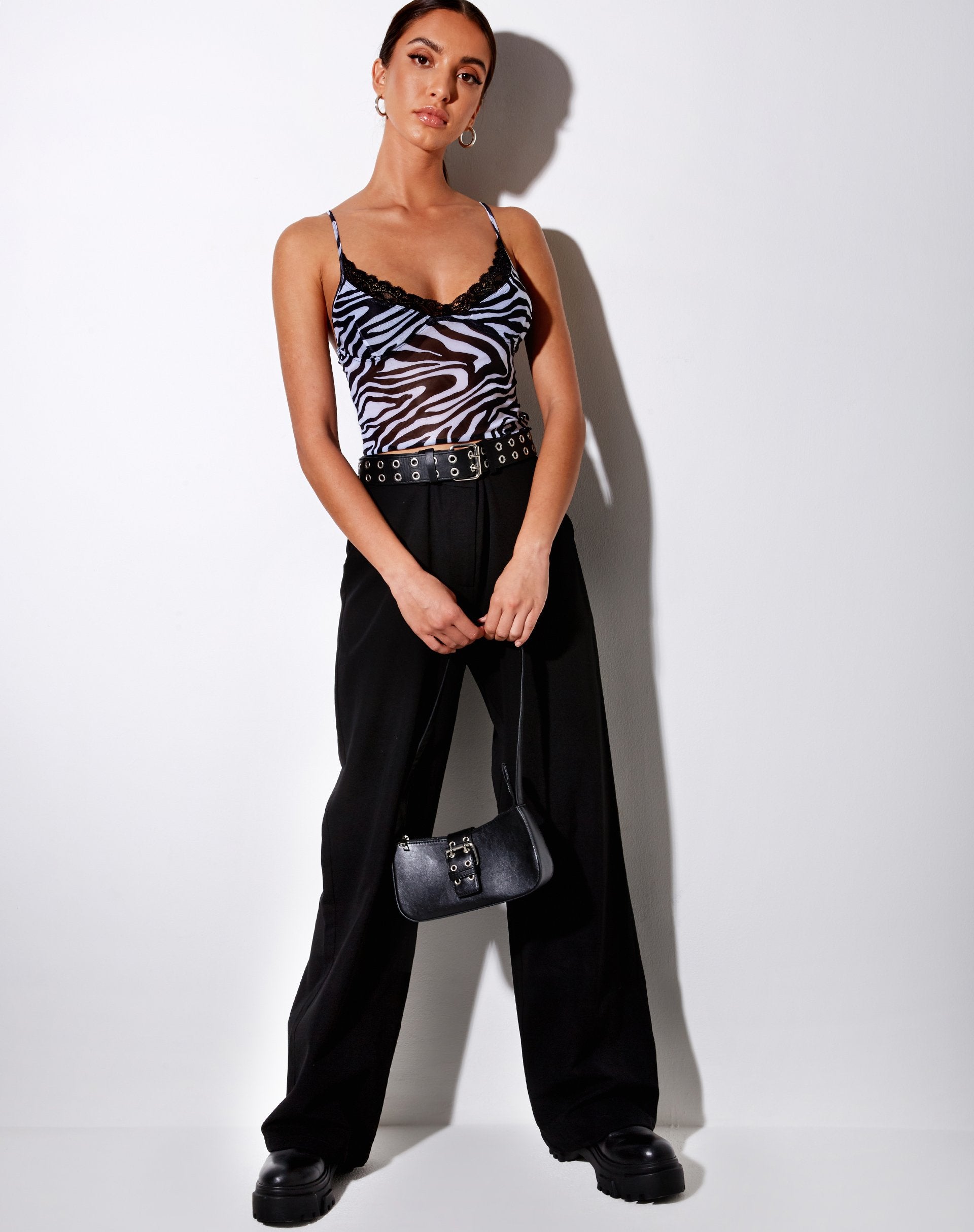Afbeelding van Yenika Crop Top in Wavey Zebra Zwart-Wit met Kant