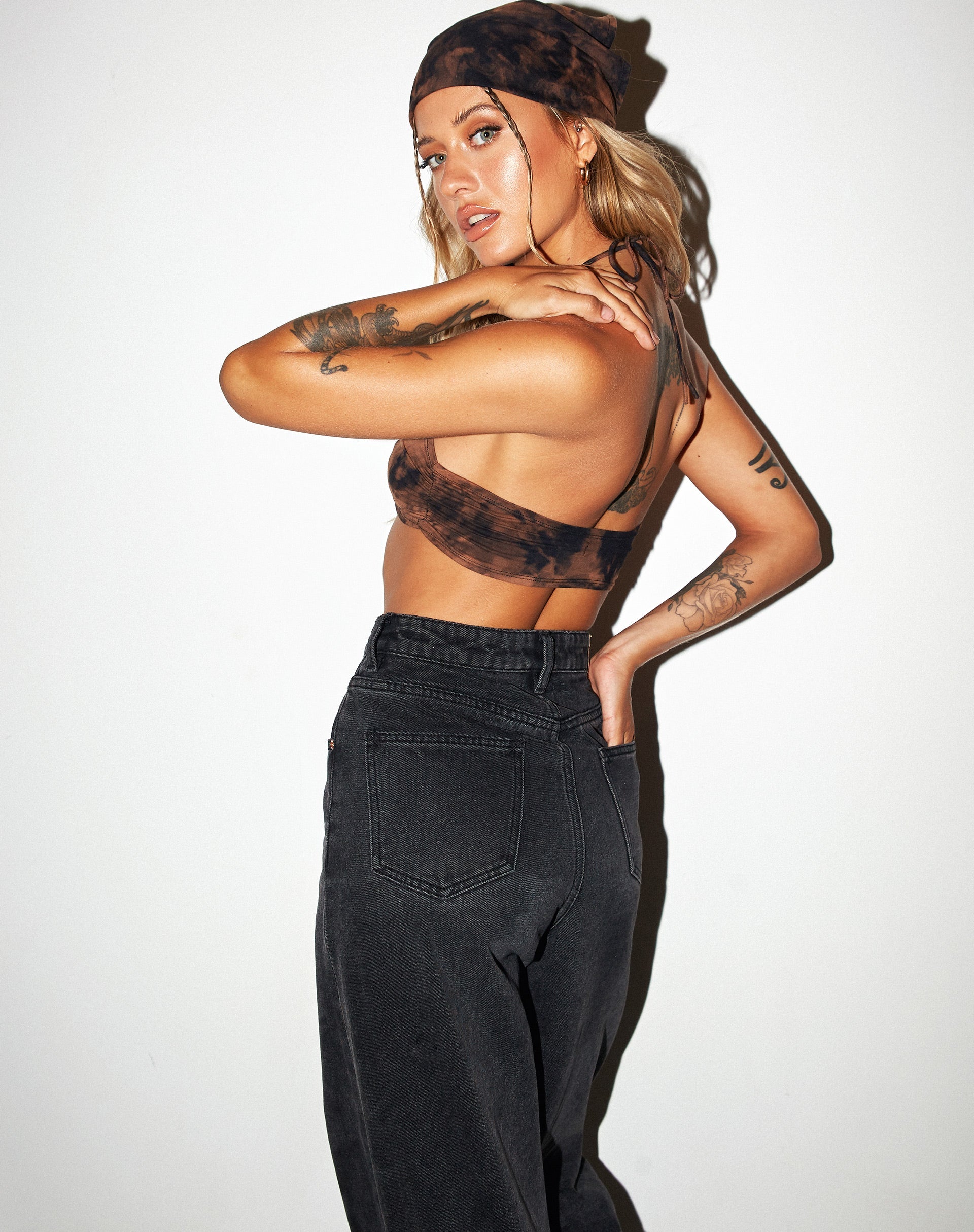 Afbeelding van Yessa Crop Top in Zwart Rust Tie Dye