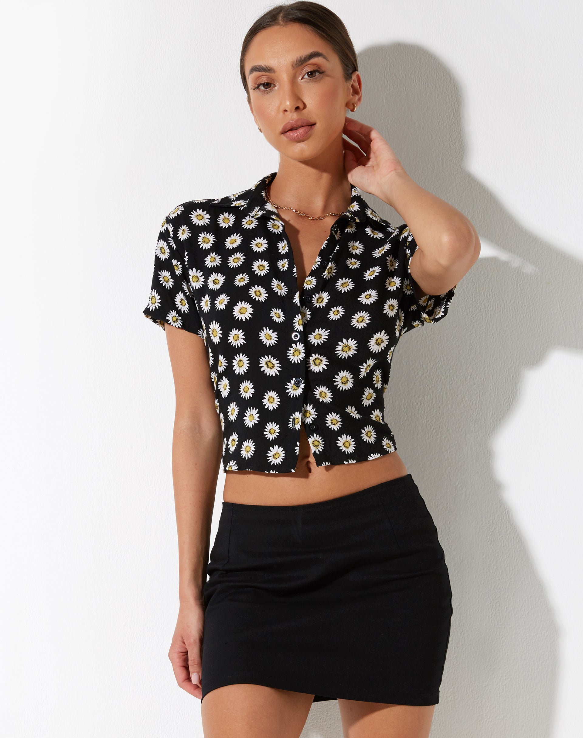 Afbeelding van Yuwen Cropped Shirt in Grunge Daisy Zwart
