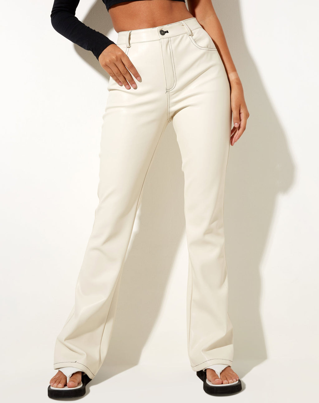 Zorea broek in PU kokosmelk met zwarte stiksels