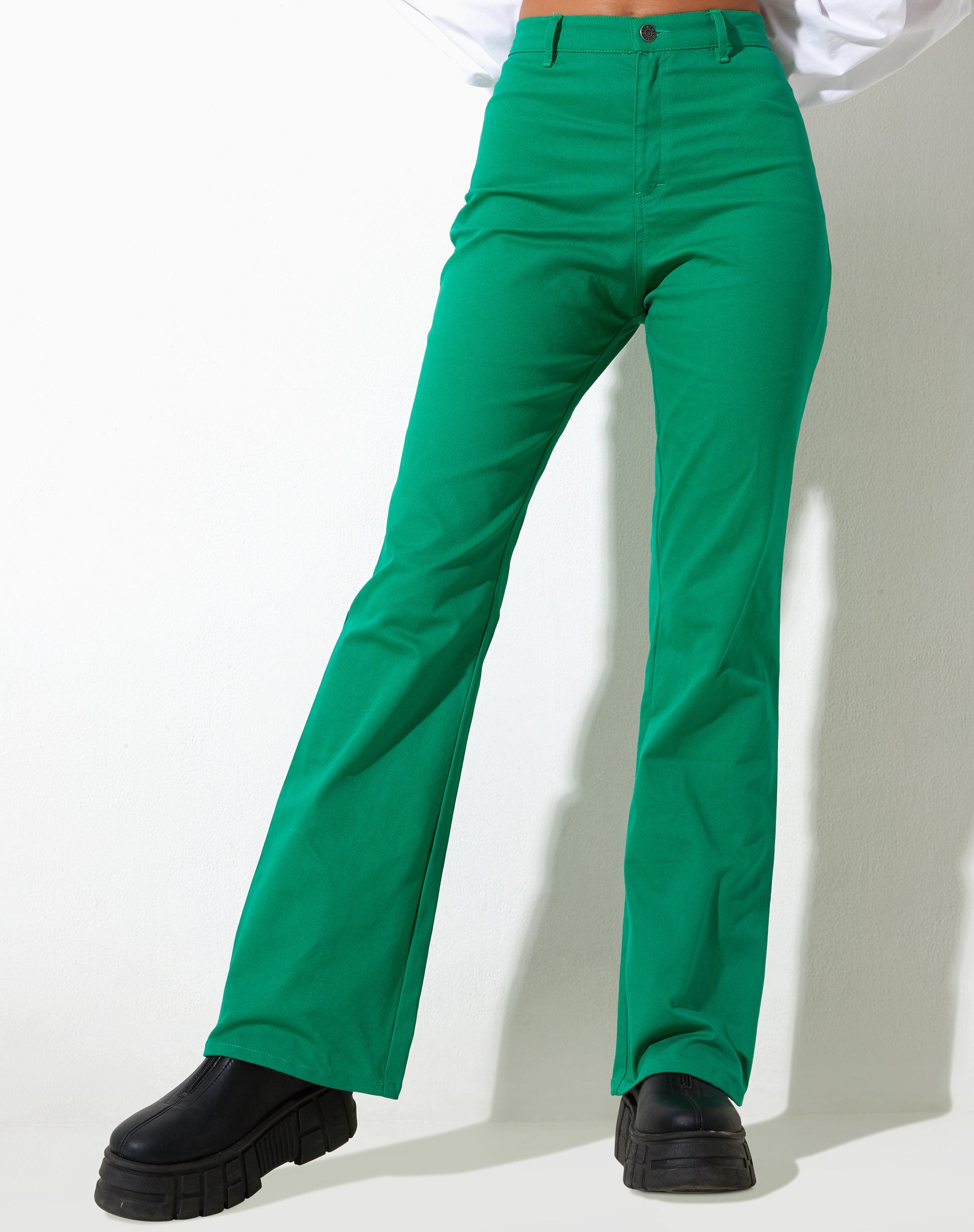 Afbeelding van Zoven flare broek in keperstof Blush Green