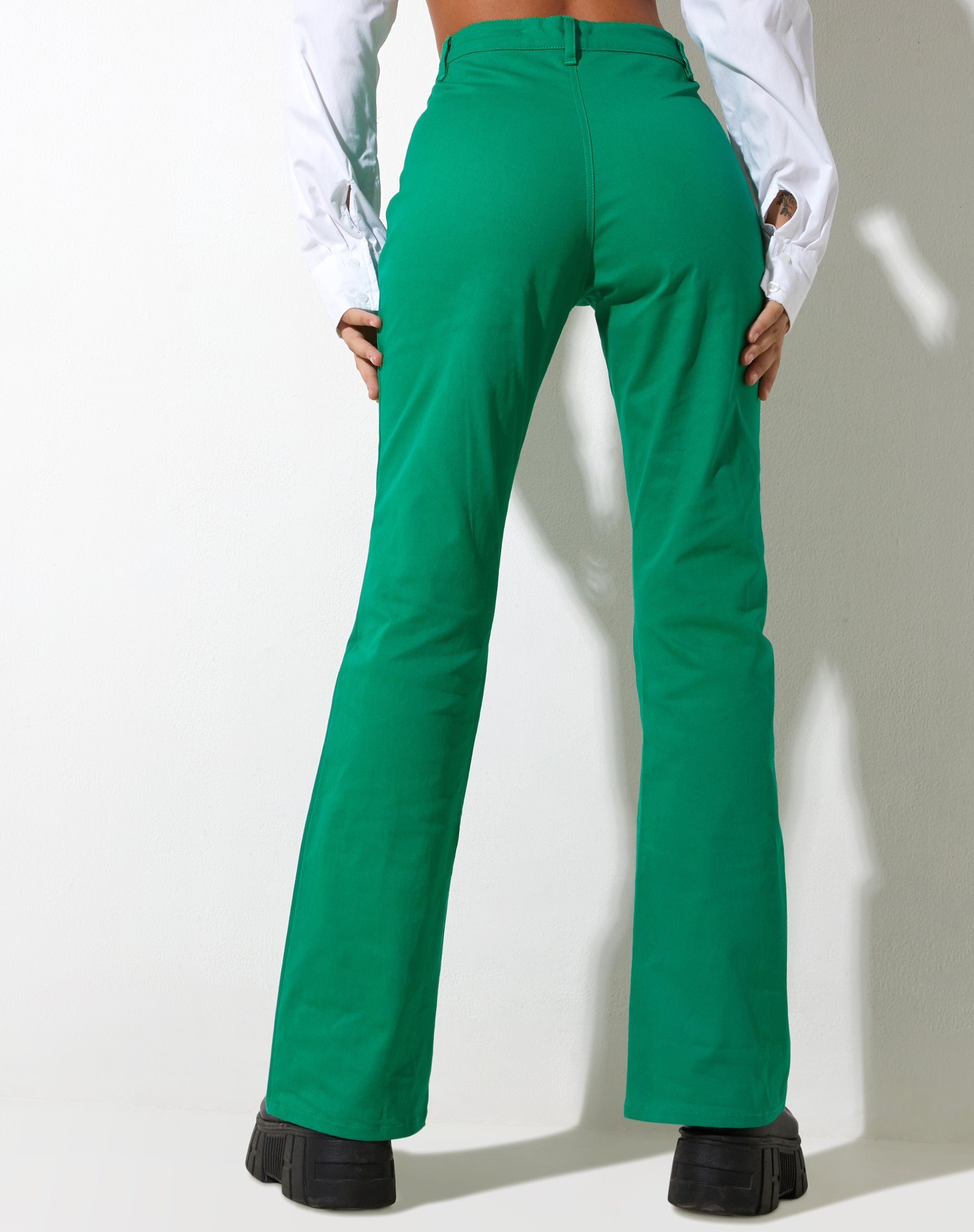 Afbeelding van Zoven flare broek in keperstof Blush Green