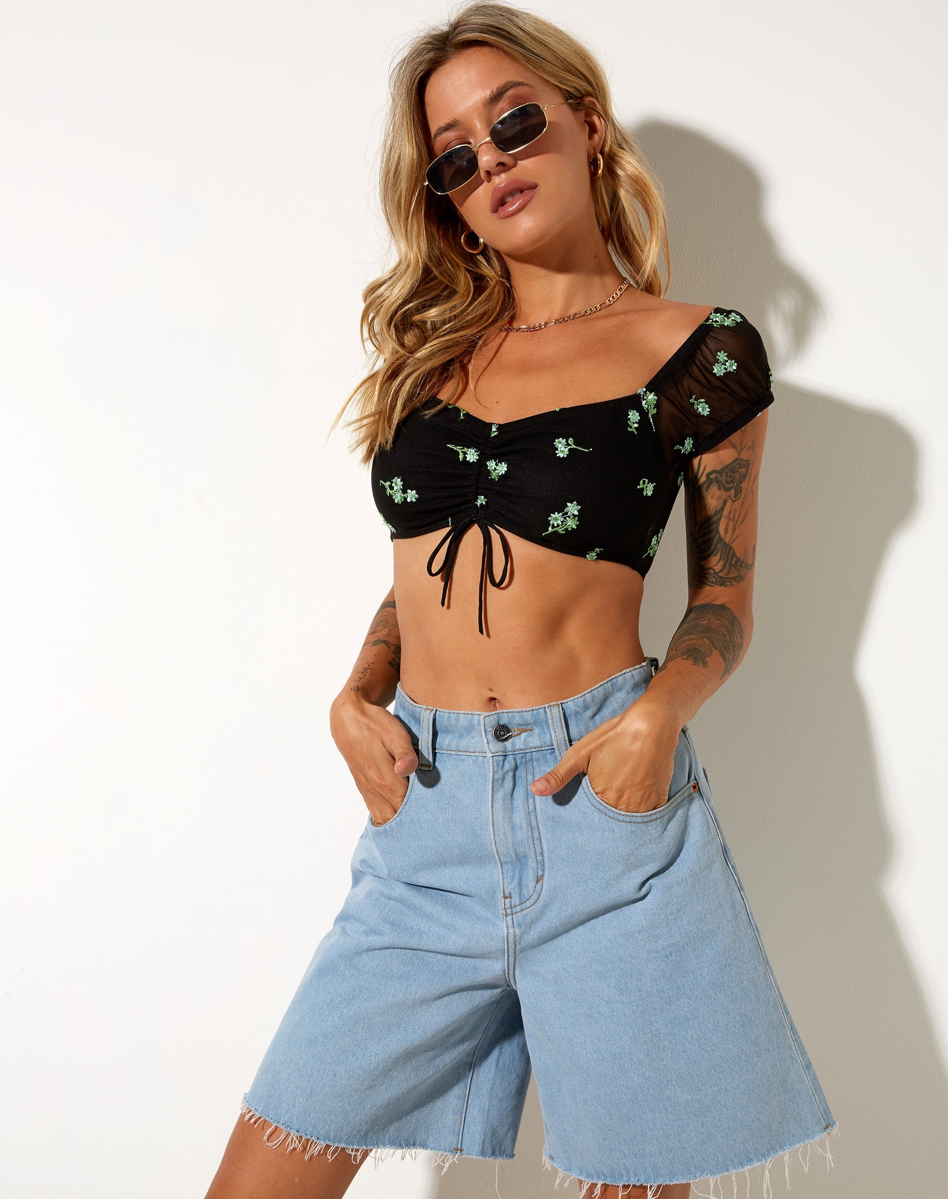 Afbeelding van Zule Crop Top in Zwart Daisy Lime Embro