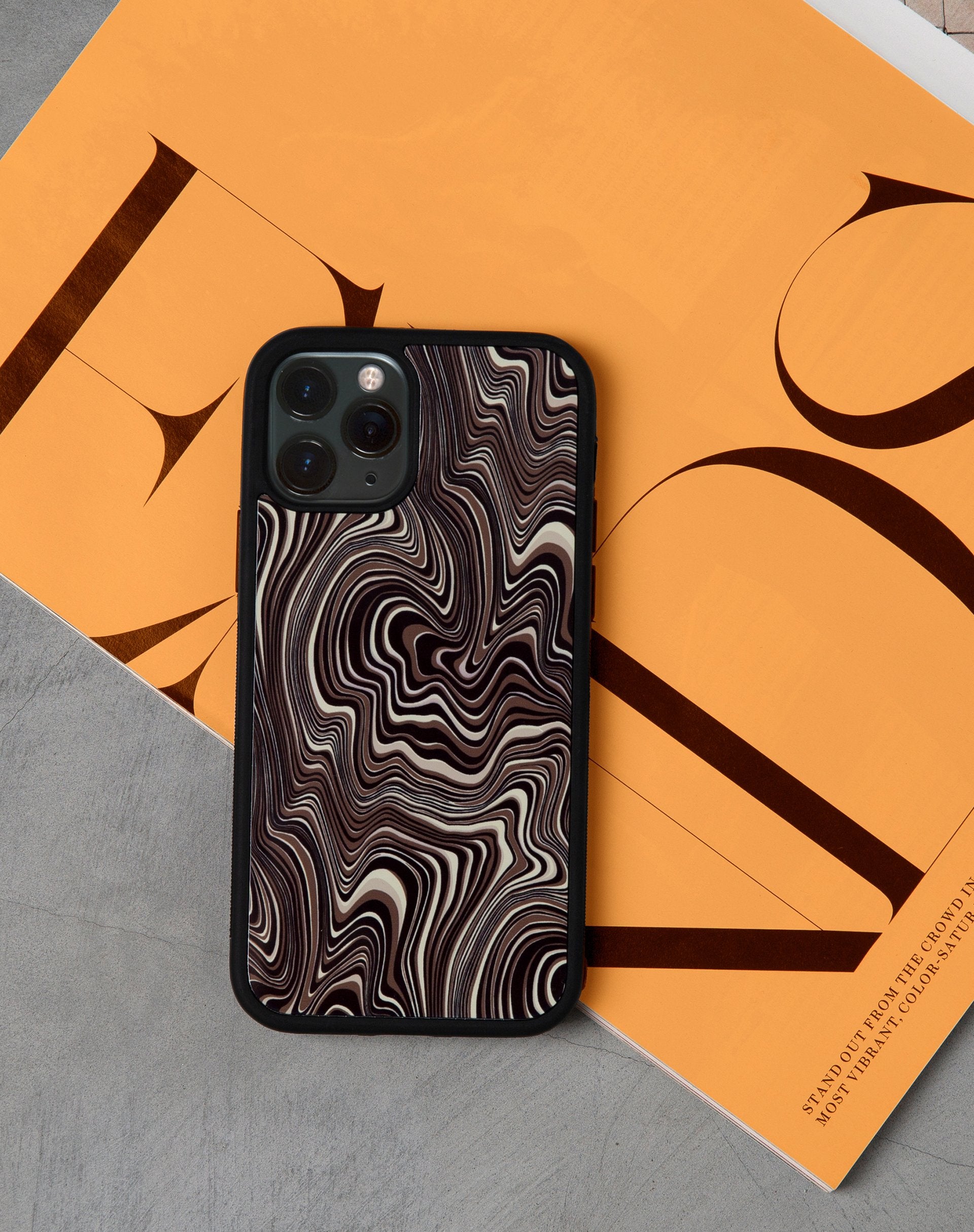 Afbeelding van Iphone hoesje in 70s Ripple Bruin