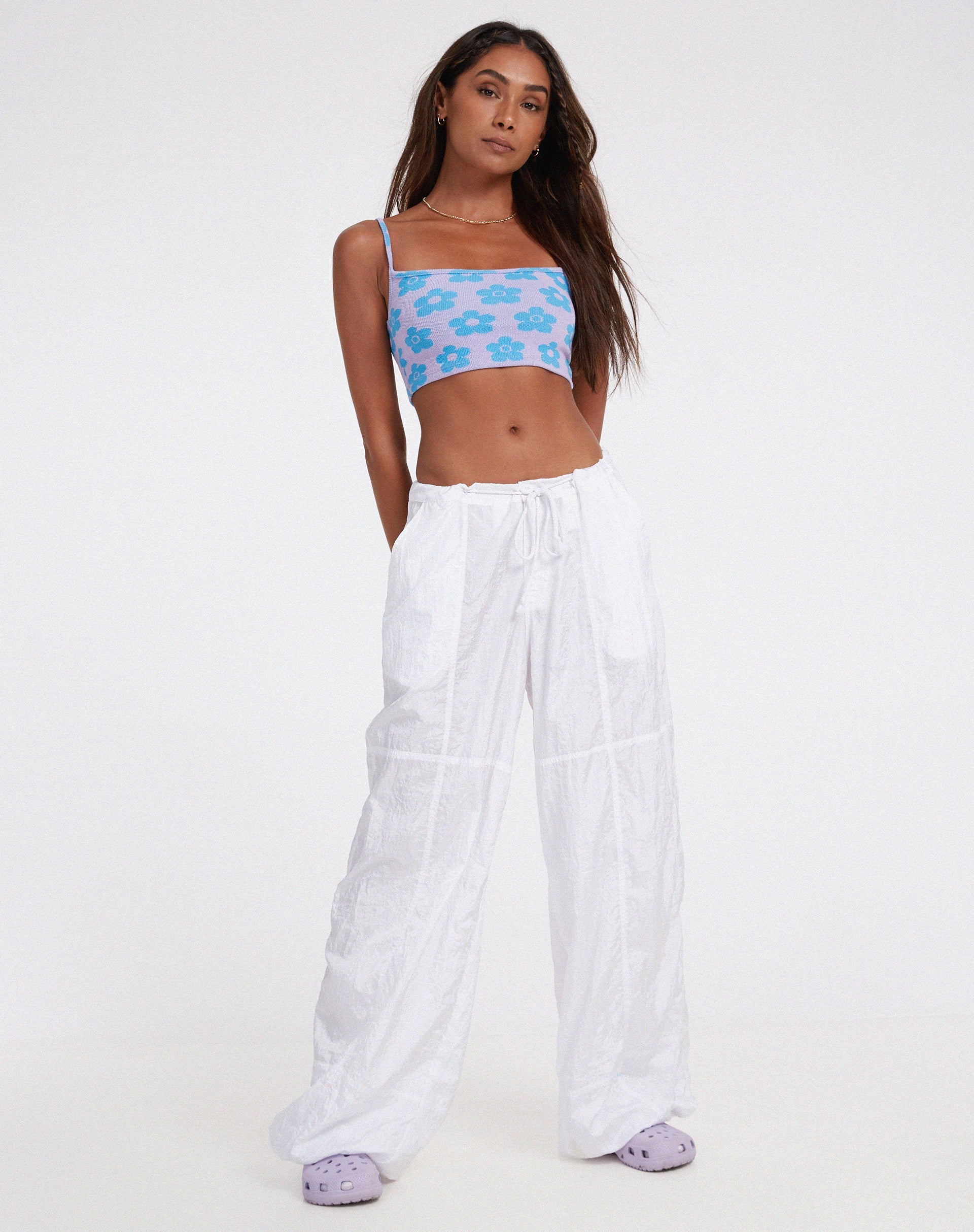 Afbeelding van Tala Crop Top in Schattig Bloemig Daisy Lila en Blauw